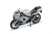 TRIUMPH DAYTONA 600  SILVER  1/18, DIECAST MOTORBIKE, COLLECTABLE MOTORCYCLE.